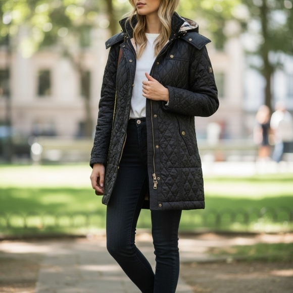 Burberry Black Quilted Puffer Coat with Signature Beige Check Lining - Picture 16 of 16